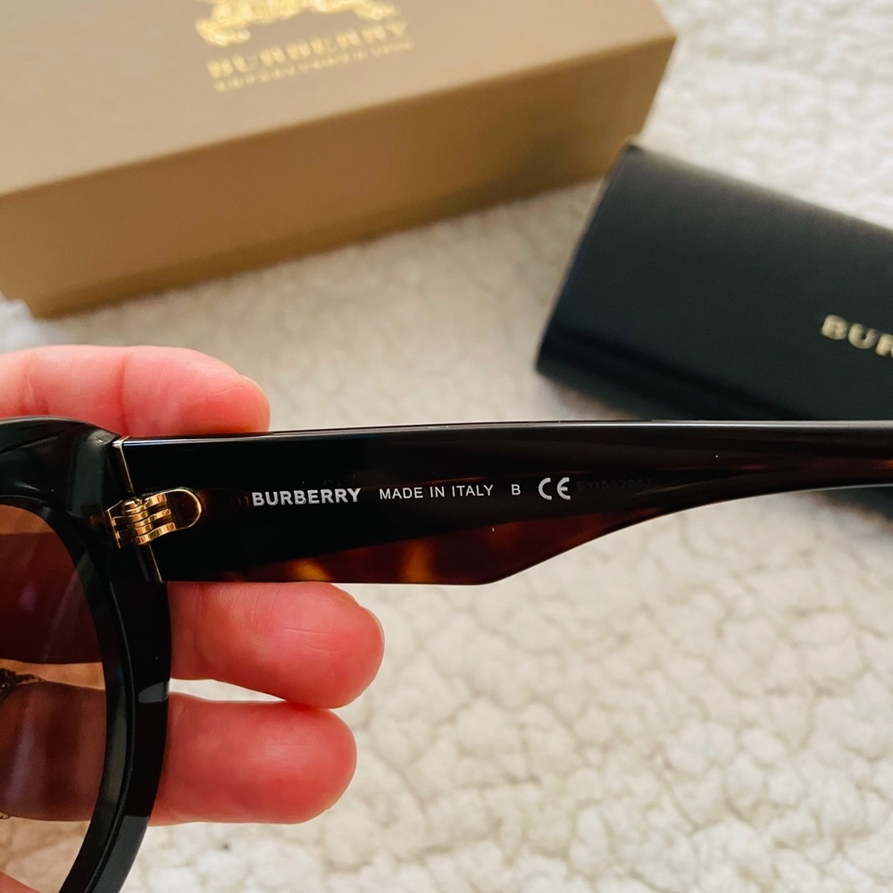 Burberry sunglasses - Picture 3 of 7